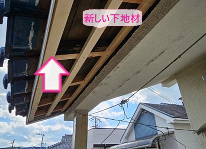軒天補修で新しい軒天の下地材を取り付けている様子