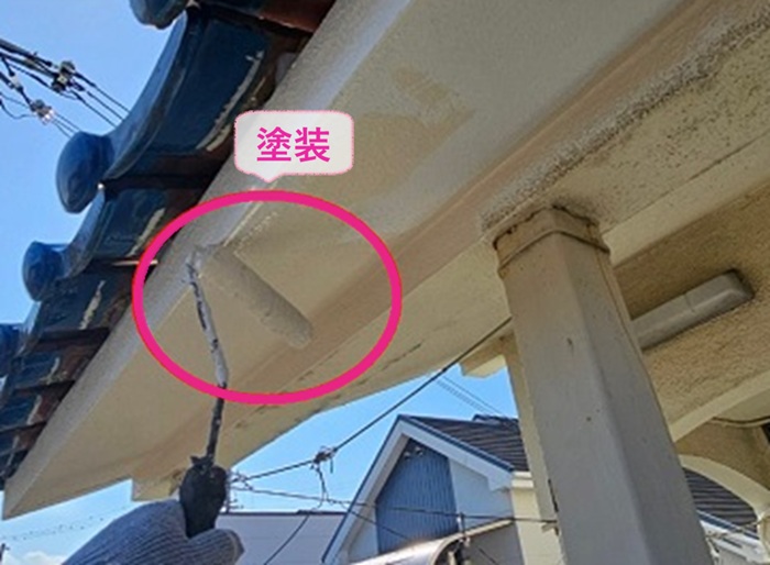 軒天の補修の仕上げに塗装をしている様子