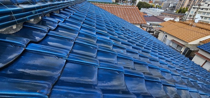 ズレている瓦屋根