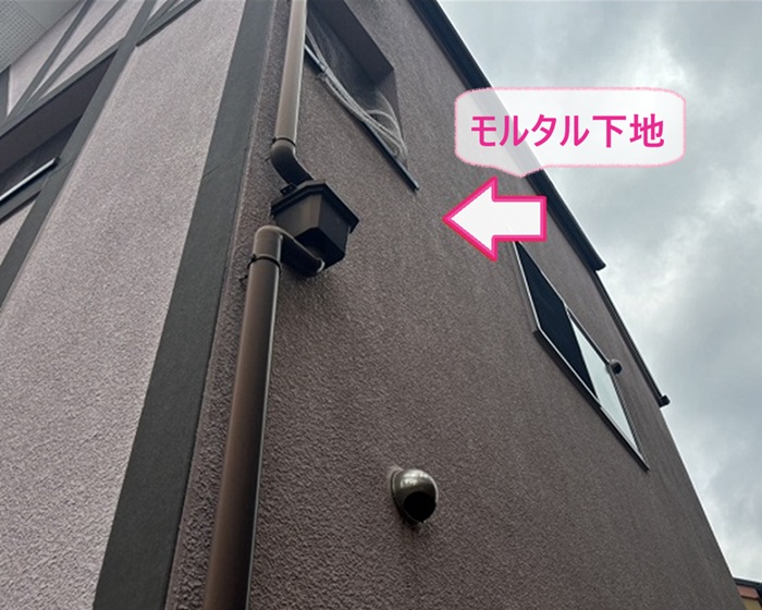 紫外線に強い塗料で外壁リフォームをする既存のモルタル壁の様子