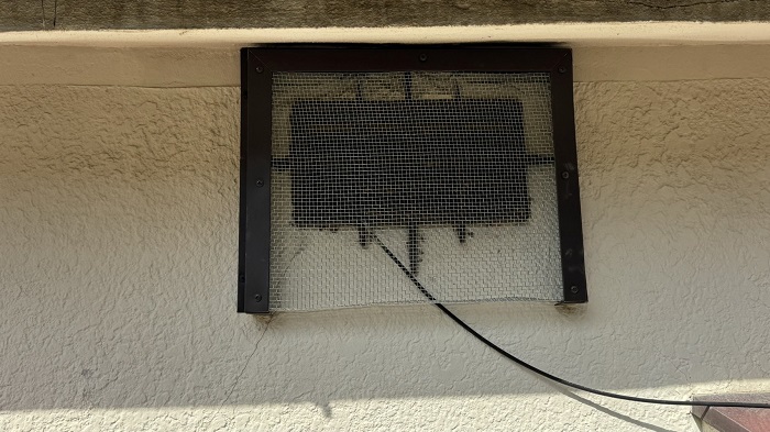 神戸市北区で2階部分の換気口に害虫の侵入を防ぐために網を貼った後の様子