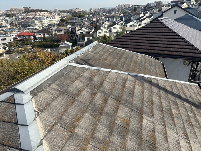 明石市でアスベスト含有のスレート屋根へカバー工事する前の様子