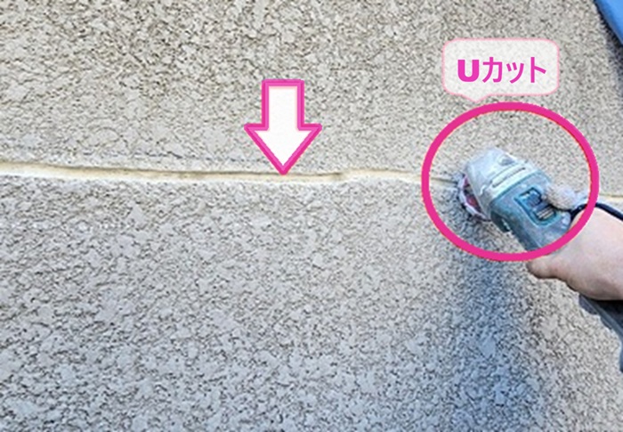 住宅外装メンテナンスで壁面のひび割れをUカットしている様子