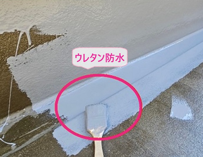 バルコニー防水リフォームでウレタン防水を塗っている様子