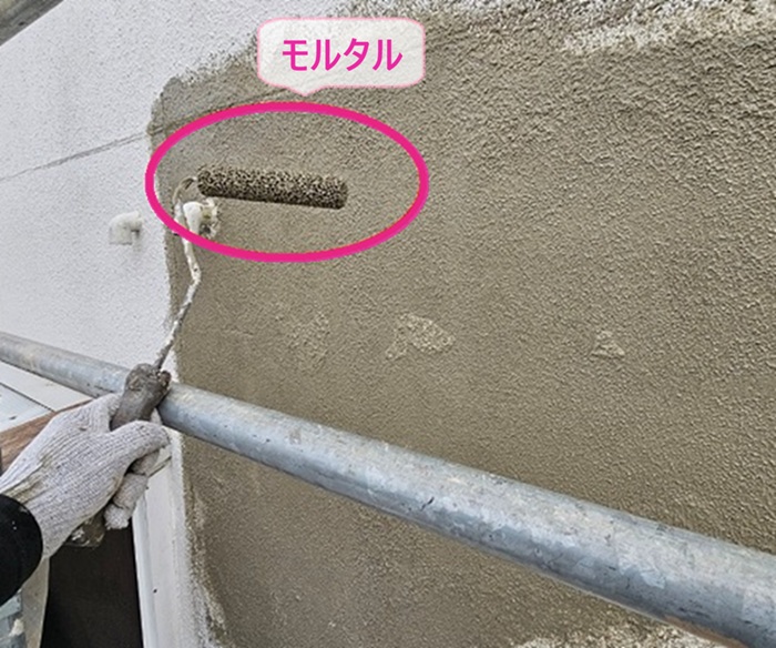 モルタル外壁の部分補修でモルタルを柄を付けながら塗っている様子