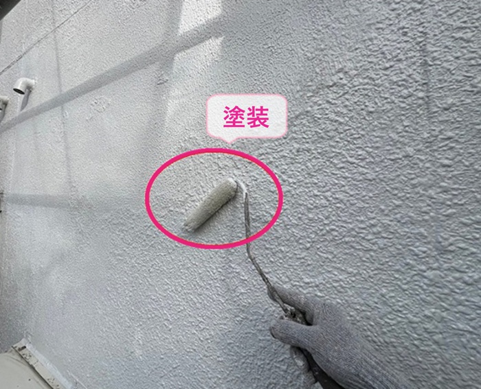 モルタル外壁の部分補修で部分塗装して色を合わせている様子