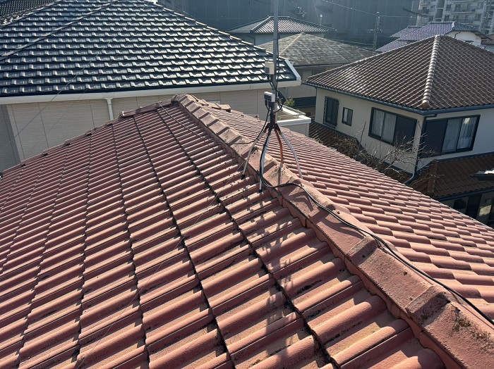 三木市での屋根リフォームでセメント瓦～ＳＧＬ鋼板屋根材へ葺き替える前の様子