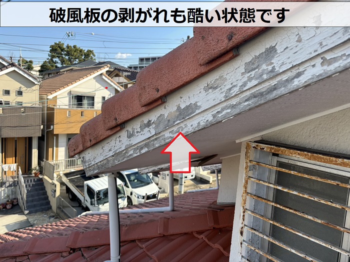 日本ペイントを用いた外壁塗装を行う現場で木部が剥がれている様子