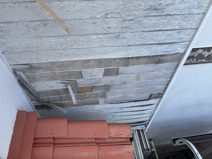 腐食した外壁