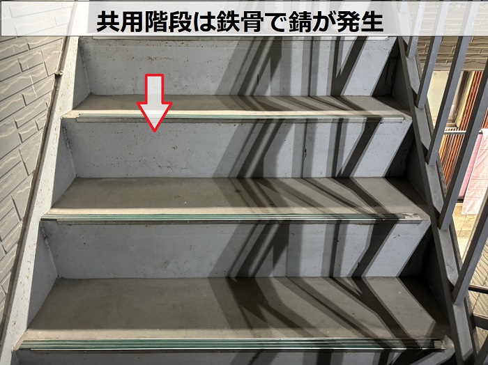 3階建てアパートの鉄骨階段