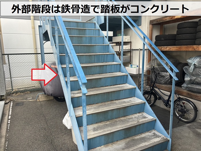 工場の外部階段は鉄骨造で踏板がコンクリート