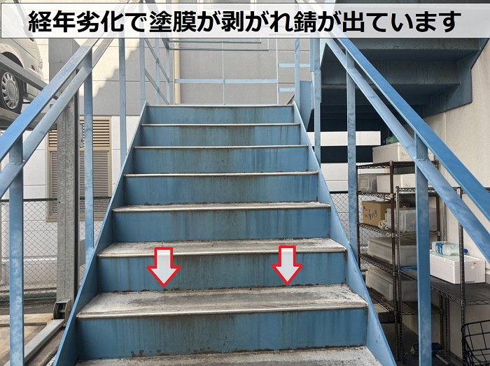 神戸市兵庫区の工場外部階段に錆が出ている様子