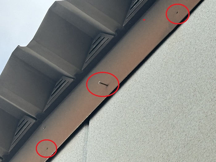 神戸市兵庫区で屋根の軒下板金を固定している釘が抜けている様子