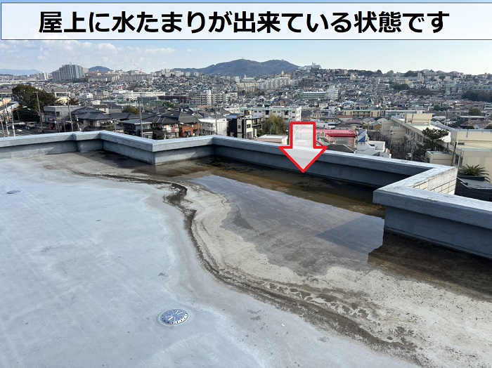 神戸市兵庫区マンションの屋上防水の点検を行う現場