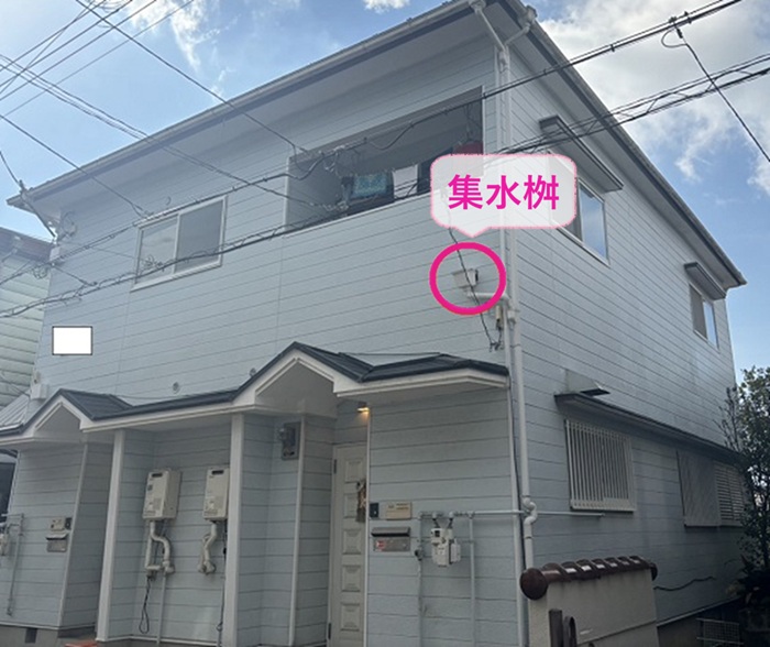 集合住宅で雨樋修理する２階部分の集水桝の様子
