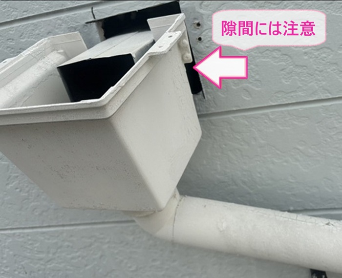 集合住宅の雨樋がズレて隙間から雨水が侵入する可能性がある様子