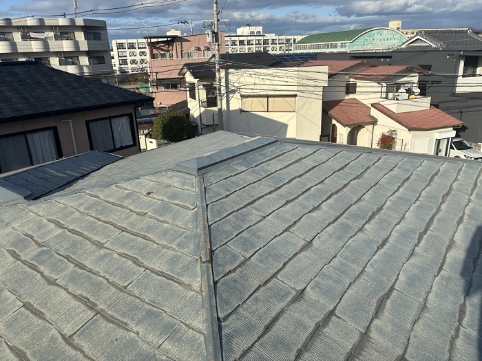 宝塚市で屋根勾配が緩く雨漏りしている平型スレート屋根を葺き替える前の様子