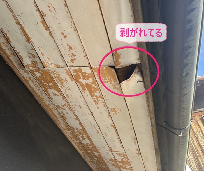 宝塚市の小庇の軒天も腐食して剥がれている様子