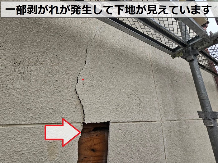 神戸市垂水区で老朽化によりモルタル壁が剥がれている様子