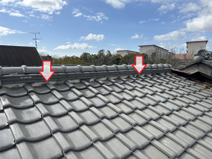 漆喰の剥がれた棟瓦