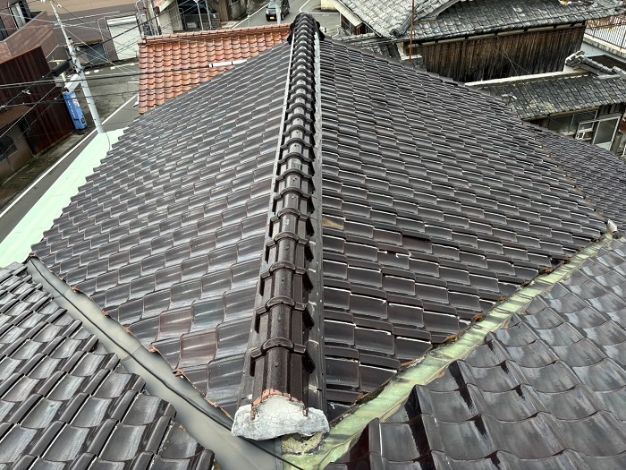 姫路市で瓦屋根の耐震性を高めるために棟瓦の取り直しを行う前尾の様子