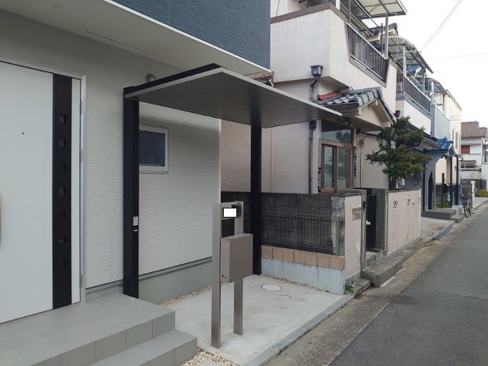 神戸市垂水区でお洒落なアルミ屋根のサイクルポートを取り付けた後の様子