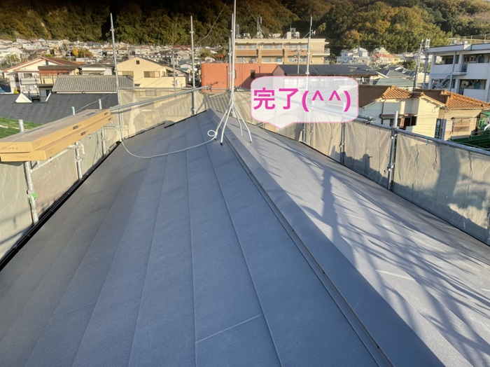 神戸市垂水区の屋根の陶器瓦を軽量屋根材に貼り替え完了した様子