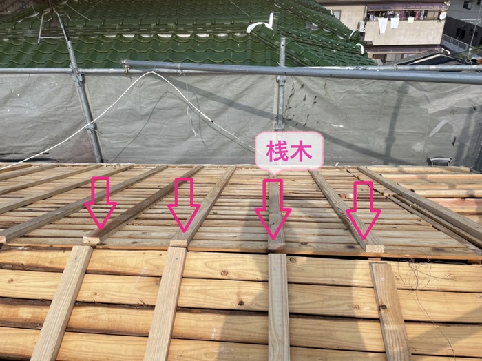 神戸市垂水区で軽量屋根材に貼り替え工事する屋根に桟木を取り付けた様子