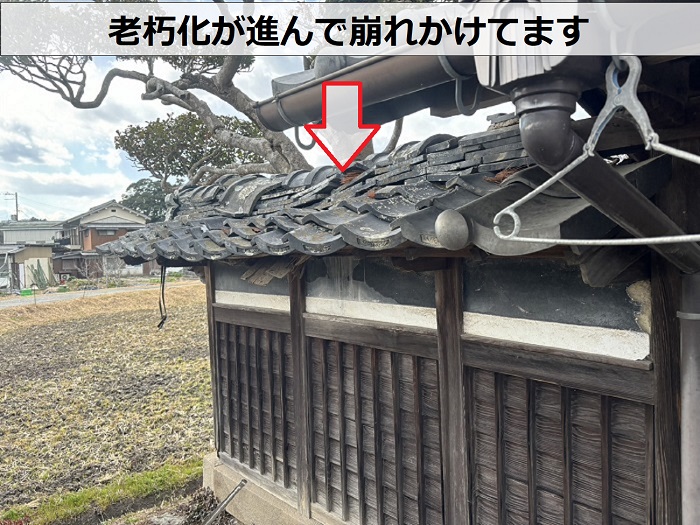 和風門の屋根瓦が老朽化して崩れかけている状態