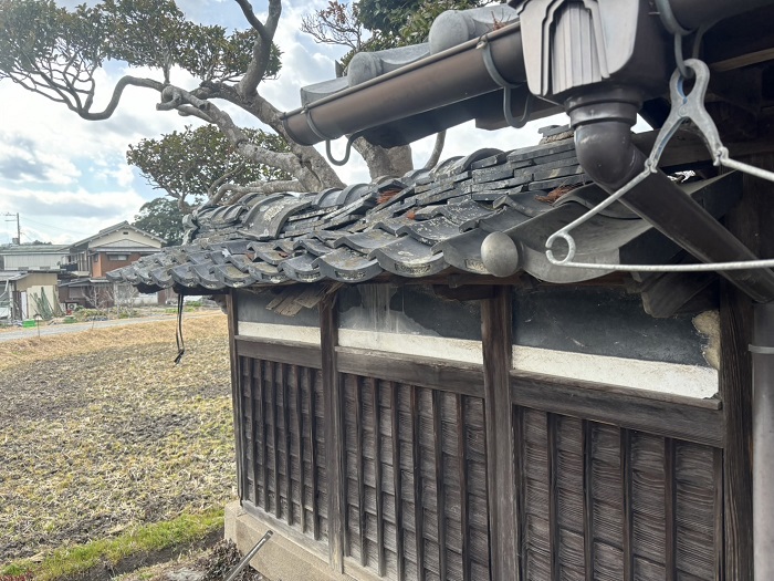 三木市で老朽化した和風門の屋根瓦を取り替える前の様子