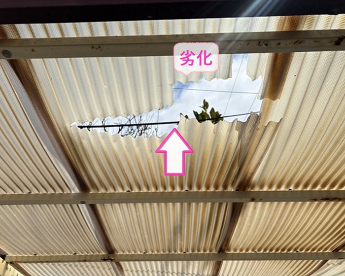川西の波板工事でカーポート屋根が劣化して破損している様子