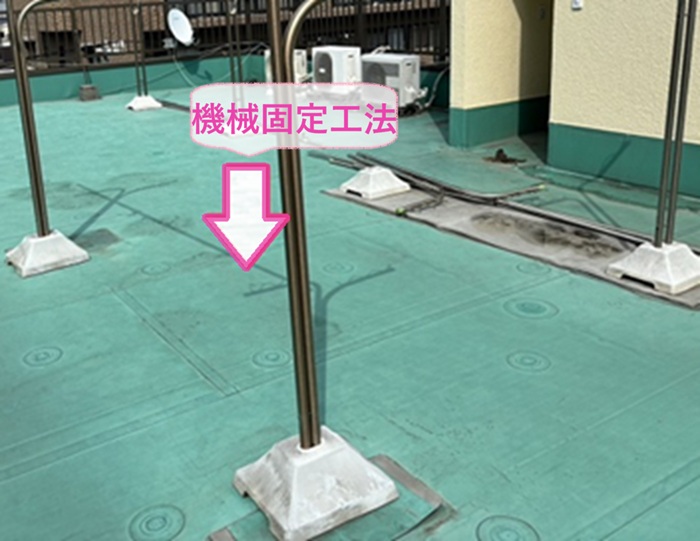 明石市でゴムシート防水の保護塗装する屋上は機械固定工法が施されてる様子