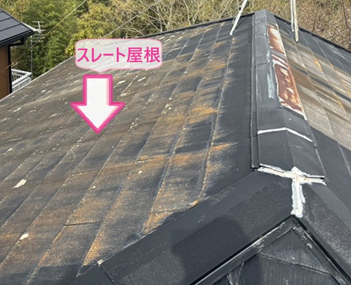西宮市で重ね葺きする既存のスレート屋根が劣化している様子