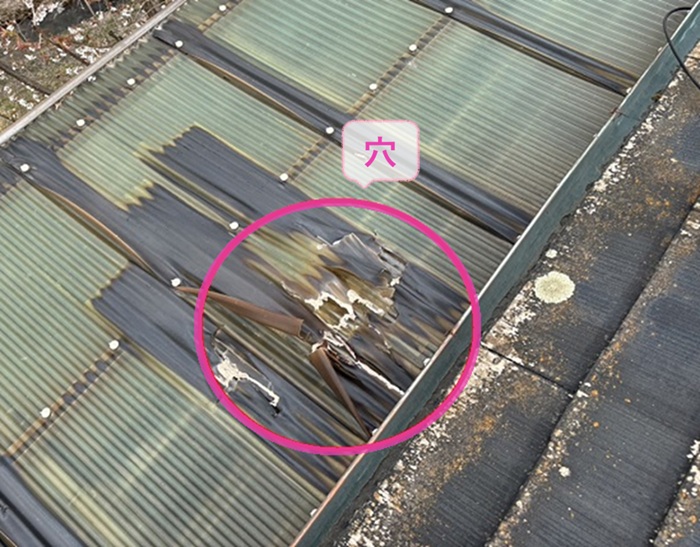 たつの市でバルコニー屋根が劣化して穴が開いている様子