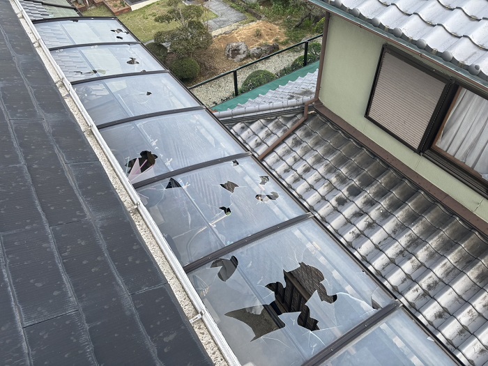神戸市西区でベランダ屋根のアクリル板を貼りかえる前の様子