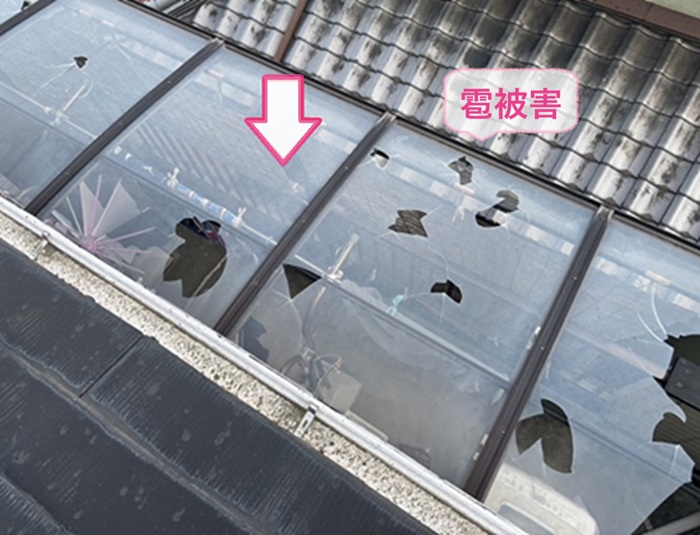 神戸市西区でベランダ屋根が雹害で割れている様子