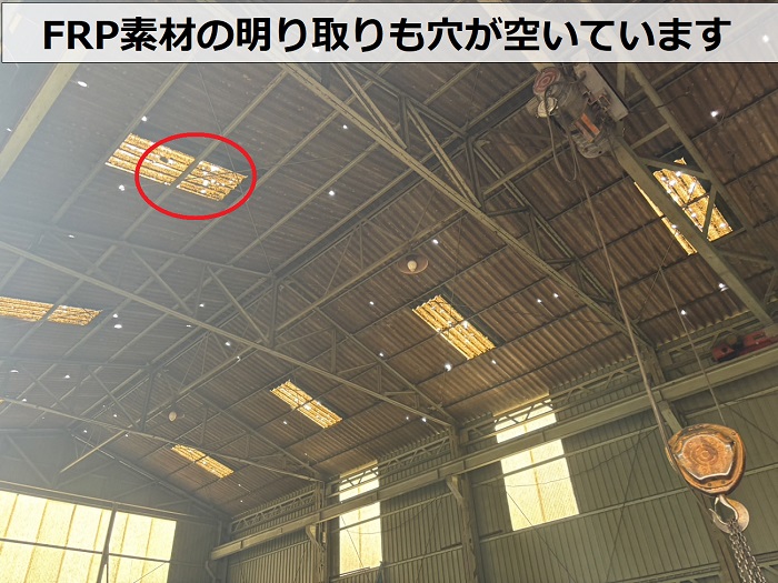 加古郡播磨町にある工場の明り取りも自然災害で穴が空いています