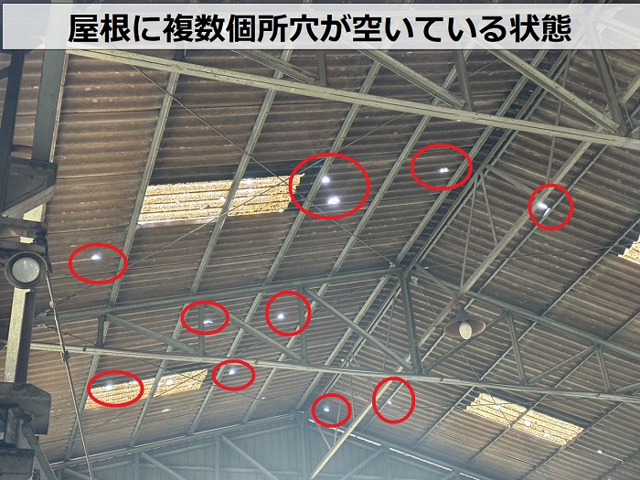 加古郡播磨町の工場に貼られている波型スレート屋根に複数穴が空いている様子