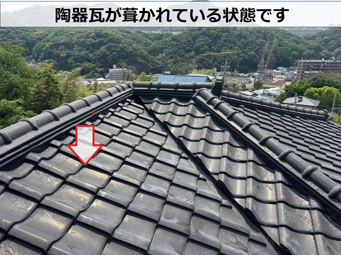 神戸市須磨区の施工不良によって雨漏りしている現場で陶器瓦が葺かれています