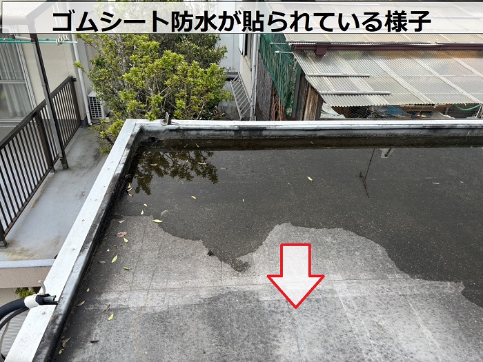 小野市の２階建て店舗の屋上にゴムシート防水が貼られている様子