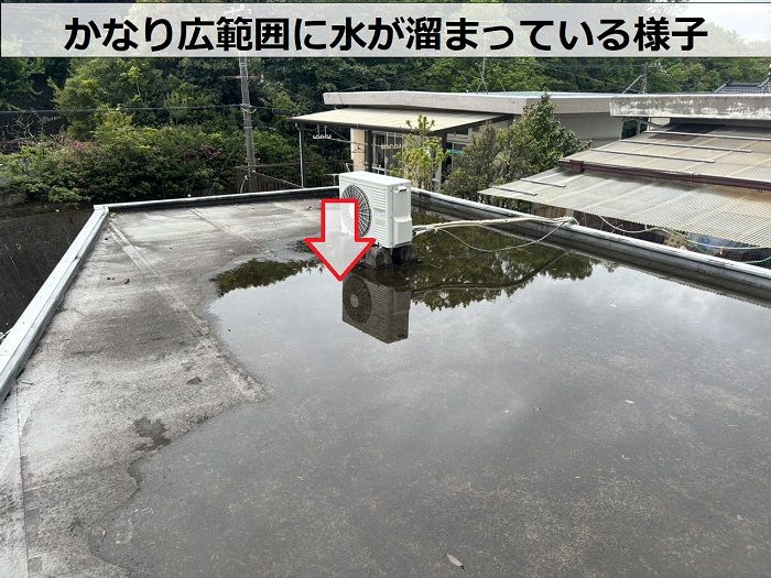 小野市の２階建て店舗の屋上に雨水が溜まっている様子