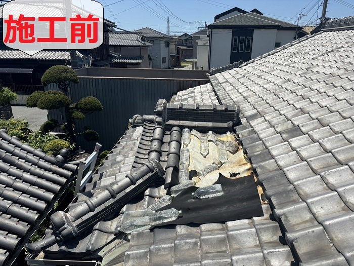 加古郡播磨町近隣地域で玄関上の雨漏り修理としていぶし瓦を部分的に葺き替える前の様子