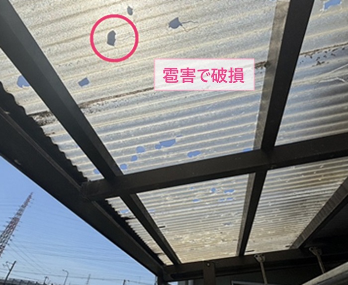 波形樹脂屋根の張り替えで既存のテラス屋根が雹害で破損している様子