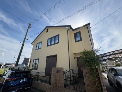 屋根カバーと外壁塗装工事が完了した写真