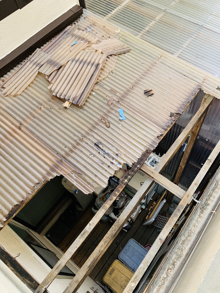 神戸市須磨区で強風により飛ばされたベランダのポリカ波板を貼り替え