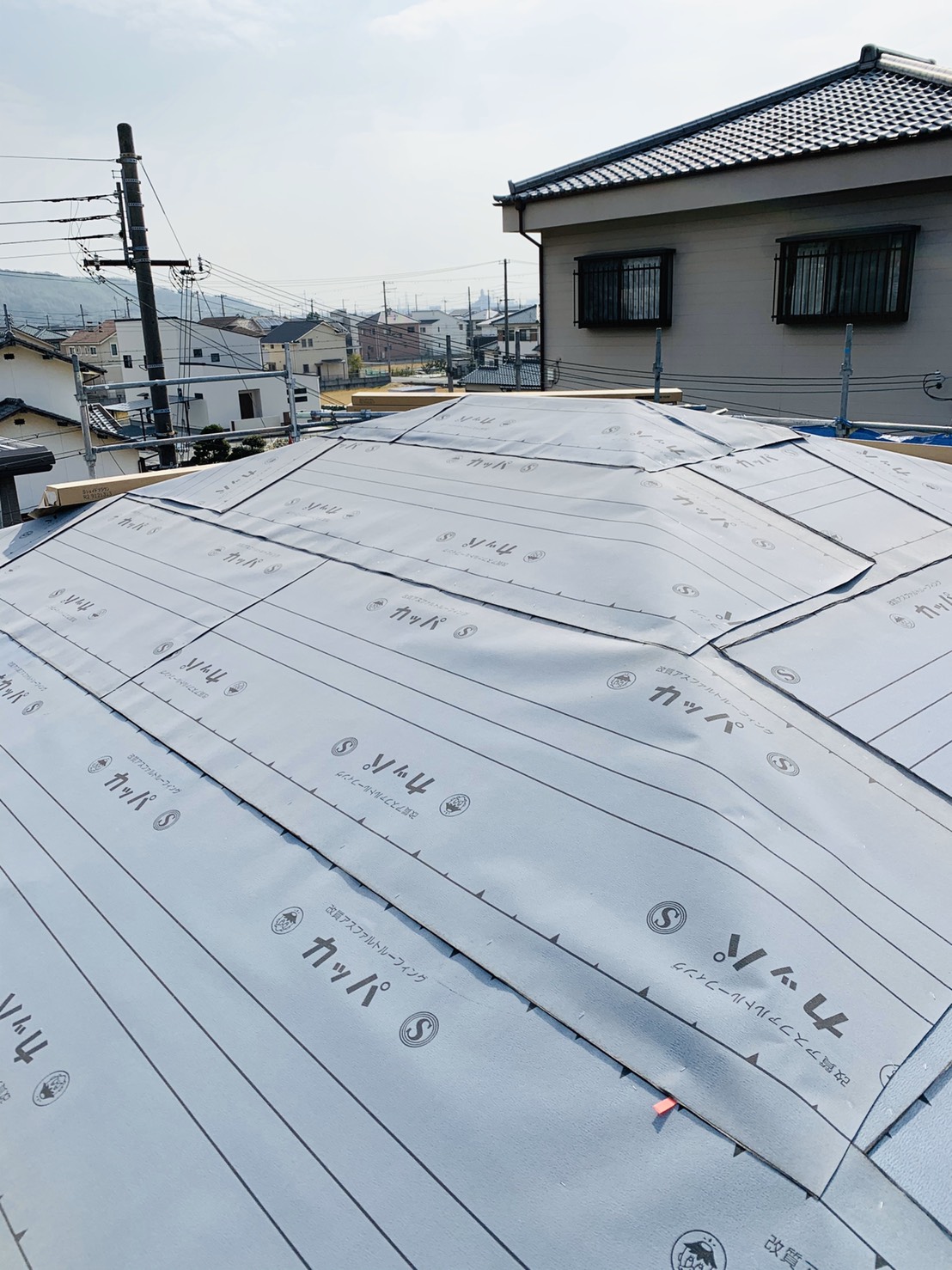 神戸市垂水区での屋根下地工事で防水シートを貼り終えた様子