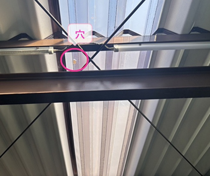車庫の金属折板の明り取り部分が雹害で穴が空いている様子