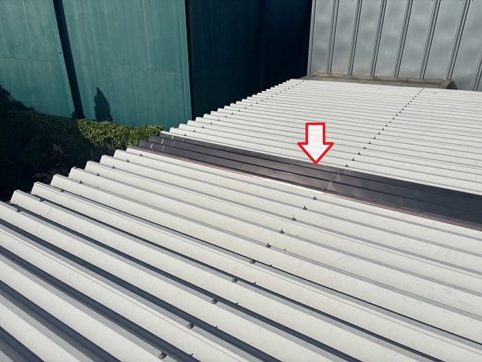 部分貼り替え前の折半屋根