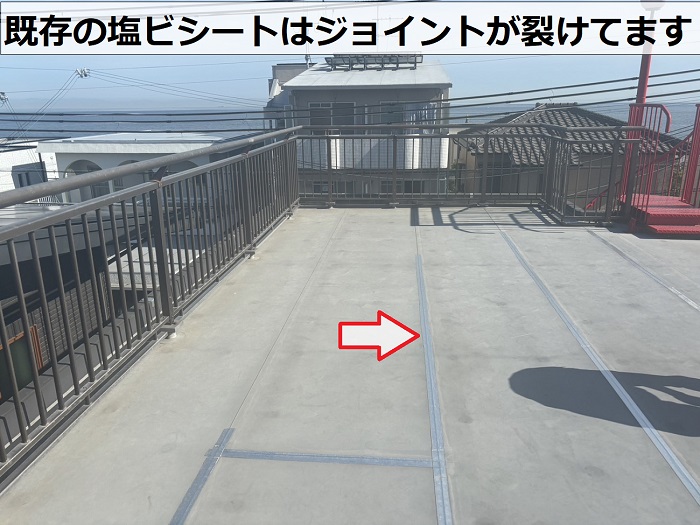 塩ビシート防水のジョイントが裂けている様子