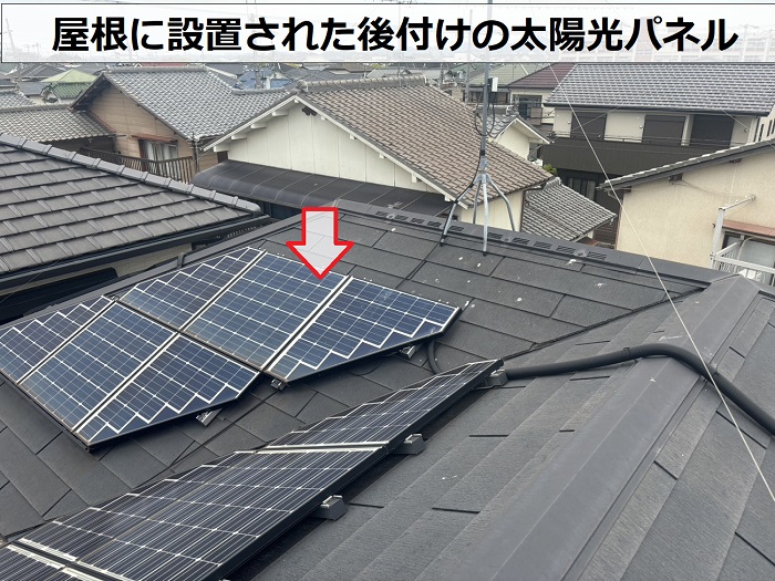 スレート屋根に設置されている太陽光パネル